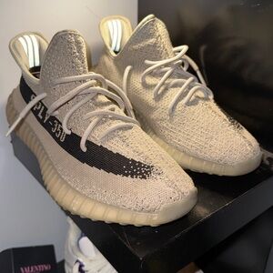 Adidas Yeezy Boost 350 V2 in Cream and Black slate (size 10 men US)